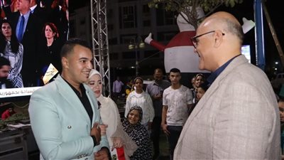 عروسان يشاركان أهالي قليوب احتفالات افتتاح المتحف المصري الكبير.. ومحافظ القليوبية يُهنئهما