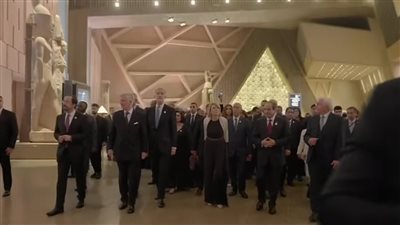 الرئيس السيسي وقرينته يصطحبان ضيوف احتفالية المتحف المصري الكبير في جولة بالمتحف عقب افتتاحه رسميا