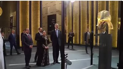 بصحبة الرئيس السيسي وقرينته.. عرض خاص لقناع الملك توت عنخ آمون ومقتنياته لضيوف احتفالية المتحف المصري الكبير