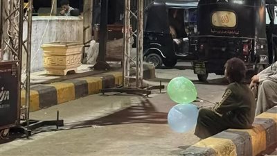 صغيرة من المنوفية تجلس على الرصيف لمتابعة افتتاح المتحف المصري الكبير تثير تعاطف السوشيال ميديا