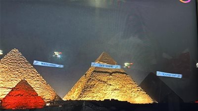  من مصر إلى العالم.. لافتات تخطف الأنظار تحمل عبارة أهلًا بكم في أرض السلام خلال افتتاحية المتحف المصري الكبير 