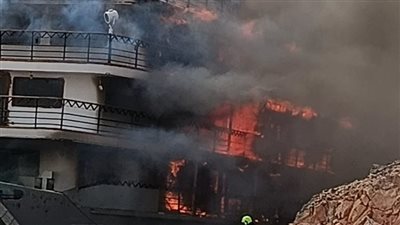 جهود مكثفة للسيطرة على حريق في باخرة سياحية بأسوان 