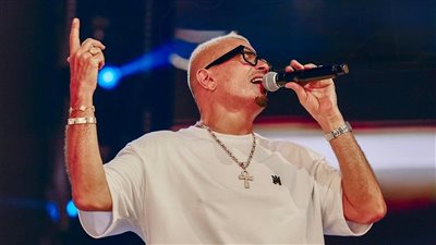 ارتدى مفتاح الحياة وحيّا المتحف المصري.. عمرو دياب يتألق في حفل أسطوري بـ دبي│صور