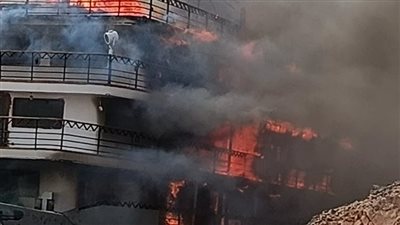 خالية من الأفواج السياحية.. محافظ أسوان يتابع جهود إخماد حريق بباخرة خلال صيانتها