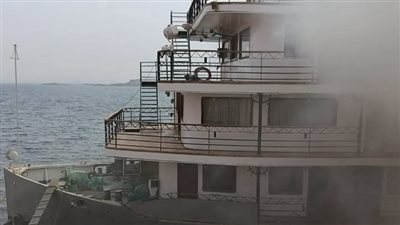 السيطرة على حريق في باخرة سياحية خلال صيانتها