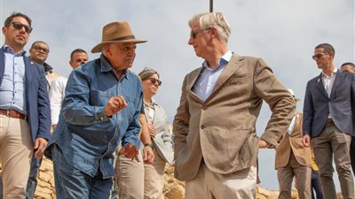 عالم الآثار زاهي حواس يستقبل ملك بلجيكا لزيارة موقع حفائر سقارة| صور 