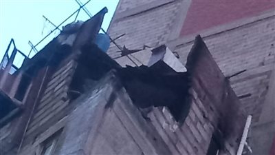 بعد حريق شقة.. حي وسط الإسكندرية يزيل الأجزاء الخطرة من عقار بمحرم بك | صور
