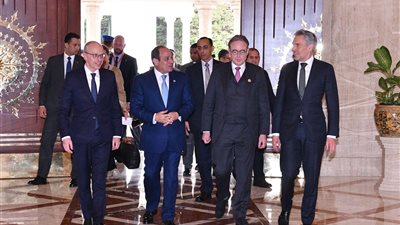 بعد مشاركته في افتتاح المتحف الكبير.. رئيس وزراء هولندا يتعهد بإعادة رأس حجري من سلالة الملك تحتمس لمصر