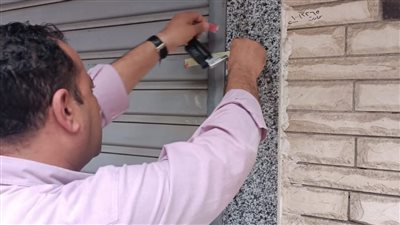 حملات مكثفة لإعادة الانضباط.. غلق وتشميع محال ومخازن مخالفة بحي السلام أول | صور