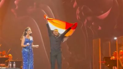 بعد افتتاح المتحف المصري أمس.. أنغام ترفع علم مصر في حفلها بباريس| صور