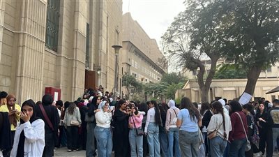 طلاب تجارة القاهرة يستغيثون بعد منع غير المسددين للمصروفات من دخول الامتحانات