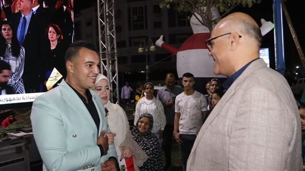 عروسان يشاركان أهالي