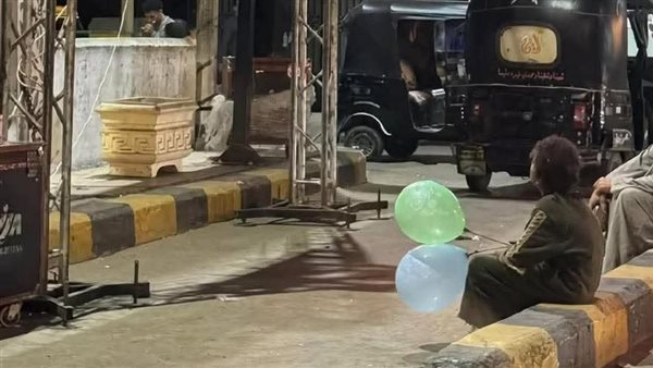 الطفلة خلال مشاهدة