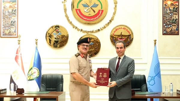 جانب من التوقيع