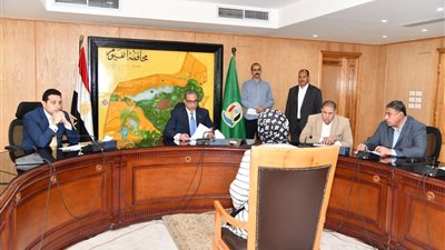 محافظ الفيوم يوجه بإجراء تدخلات الحماية الاجتماعية اللازمة لبعض الحالات من الأسر الأولى بالرعاية