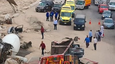 مصرع وإصابة 4 أشخاص في تصادم تريلا وخلاطة خرسانة بطريق الأوتوستراد