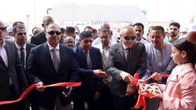 محافظ الأقصر ورئيس هيئة تنمية الصعيد يضعان حجر أساس مشروعات تنموية جديدة ويفتتحان مجمع الصناعات الغذائية بالكيمان