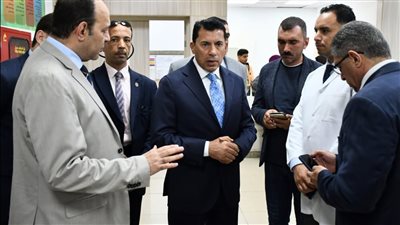 وزير الرياضة يطمئن على الحالة الصحية لمصابي حادث انقلاب ميني باص بطريق العاصمة الإدارية| صور