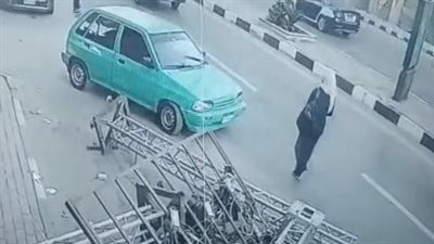 اصطدام سيارة ملاكي بشاشة عرض إلكترونية تخص أحد مرشحي مجلس الشعب بسوهاج