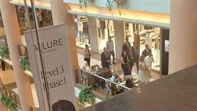 الرئيس الكولومبي يتجول في أحد المولات الشهيرة ليلة افتتاح المتحف المصري الكبير