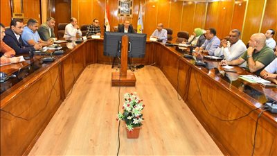 محافظ أسيوط يجتمع مع رؤساء المراكز.. ويؤكد: تطوير مسار العائلة المقدسة أولوية قصوى