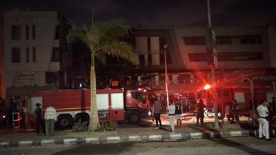 بعد السيطرة عليه.. آثار حريق بمول شهير في مدينة العبور دون خسائر بشرية | صور 