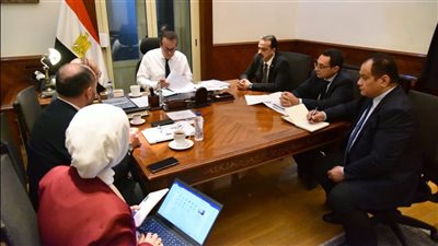 وزير الصحة يبحث آليات تطبيق قانون المسؤولية الطبية