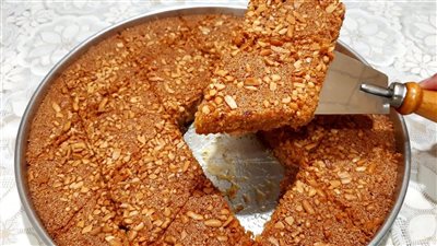 طريقة عمل الهريسة بالكراميل.. سر تماسك المكسرات مع العجينة