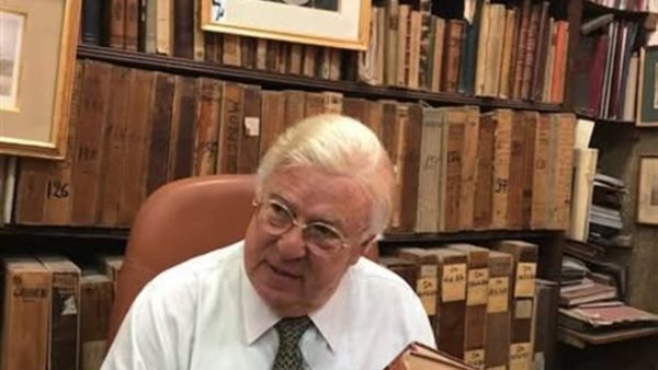  حسن كامي في المكتبة