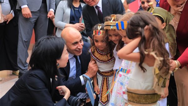 الطالبات بالزي الفرعوني