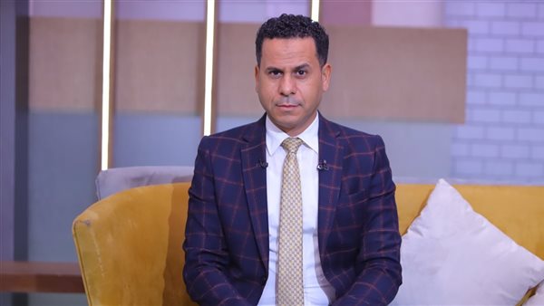  الكاتب الصحفي محمود