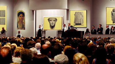 السفير المصري في إيطاليا يسترد قطعة أثرية مُهرَّبة