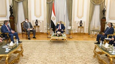 وزير الإنتاج الحربي يبحث مع نائب وزير الاقتصاد الروماني سبل التعاون والاستثمار