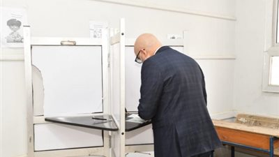 وزير الإسكان يُدلي بصوته في “انتخابات النواب” بمدرسة المقطم الرسمية لغات