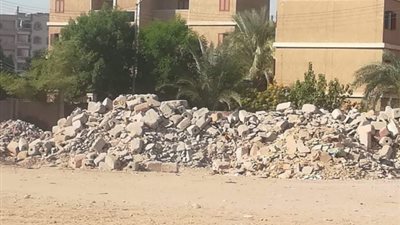 رغم قرار تحويلها إلى حديقة.. قطعة أرض على مساحة نصف فدان تتحول لمقلب قمامة في قنا (صورة)