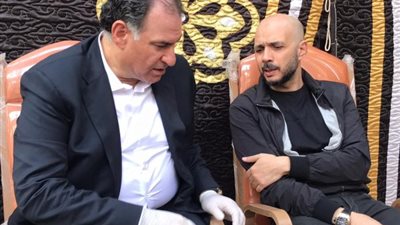 بحضور الطوخي وراتب.. أهالي  يواسون الإعلامي محمد فودة في وفاة شقيقته (صور)