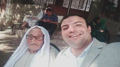 مسن عمره 95 عاما يدلي بصوتة في انتخابات مجلس النواب وينصح الشباب بالمشاركة