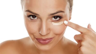 11 خطأ شائعًا لاستخدام كريم العين.. تعرف عليهم