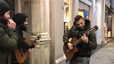 رامي صبري يغني في شوارع تركيا (فيديو)
