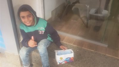 تلميذ بالمرحلة الابتدائية: “كورونا فتح لي باب رزق علشان أساعد والدي ومش هسيب دراستي” (صورة)