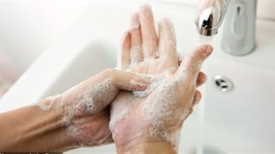 استشاري: غسل اليدين بالماء والصابون يمنع الإصابة بالنزلات المعوية بنسبة 80% (فيديو)