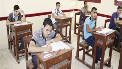 طالب يعتدي على معلم منعه من تدخين السجائر داخل مدرسة في قنا