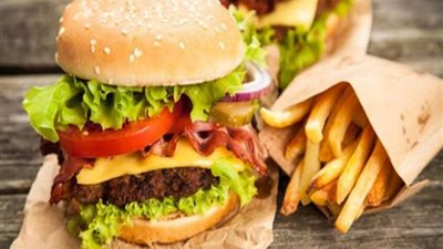 “الأطعمة الالتهابية” تزيد من أمراض القلب وتسبب السكتة الدماغية (دراسة)