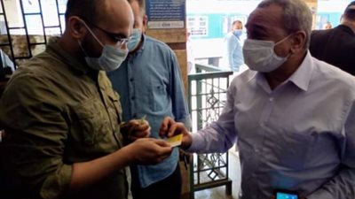 مترو الأنفاق يقدم هدايا رمزية لعدد من الركاب عند شراء التذاكر بمحطتي الدمرداش وكوبري القبة