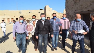محافظ البحر الأحمر يتفقد المشروعات الخدمية بالقصير ويزور مصابي حادث الأتوبيس