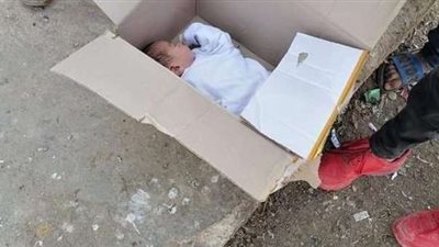 النيابة تستعين بالكاميرات لفحص واقعة إلقاء طفل أمام مجمع طبي بعد دقائق من ولادته