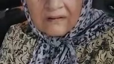 بعد أن أهانها بالزحف على السلّم.. سيدة الشرقية تنتظر ابنها أمام مركز الشرطة وتُطالب بإطلاق سراحه: “كنّا بنهزر” (فيديو وصور)