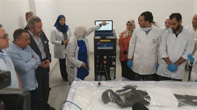 قبل نقل التوابيت الملكية للفسطاط.. تعرف على طريقة تعقيمها تحت جهاز “الكربون المشع C14” (صور)