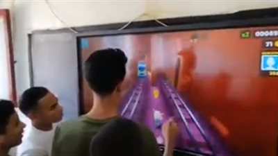 بعد واقعة الراقصة لورديانا.. طلاب مدرسة بقنا يلعبون &#8220;سابواي&#8221; داخل الفصل (فيديو)