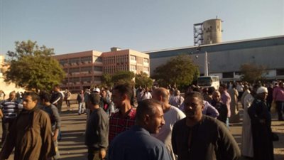 عمال ألومنيوم نجع حمادي بقنا يعتصمون للاعتراض على اللائحة الجديدة وتجميد الأرباح (صور وفيديو)